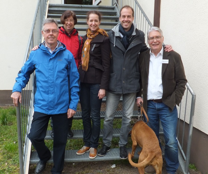 Familie Richter/ Zumklei auf der Terassentreppe des Waldhotels am Reiterhof in Seelitz.