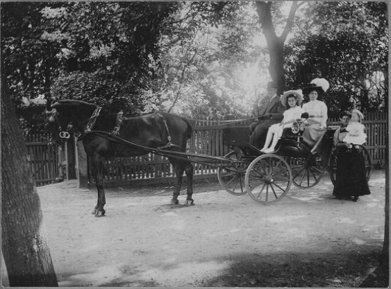 Traugott Georg und Frida Adele Müller mit Marianne und Hans, vor dem Garten an der Schillerpromenade in Kamenz, 1910.