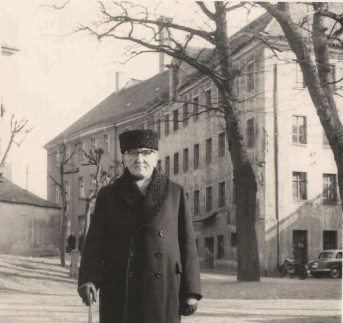 Traugott Georg Müller, Tuchfabrikant vor dem Fabrikgebäude in Kamenz, Sachsen.