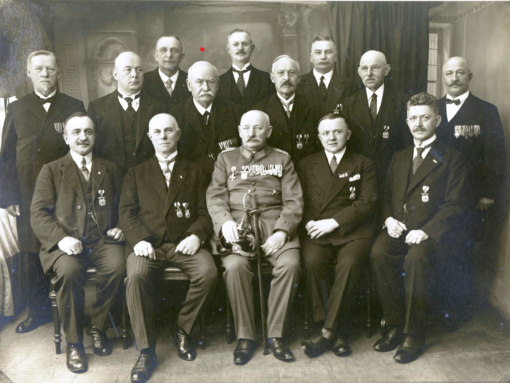 Emil Oskar Müller mit dem Sächsischen König Friedrich August III. im Anschluß an die Verleihung des Albrechtsordens im Jahr 1914.